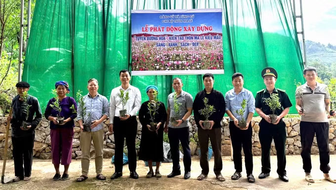 Lãnh đạo xã Lũng Cú, cùng với Bộ đội Biên phòng, các phòng ban, đơn vị và người dân thôn Ma Lé hưởng ứng Lễ phát động xây dựng “Tuyến đường hoa”, chung tay xây dựng thôn kiểu mẫu nơi cực Bắc Tổ quốc. Ảnh: Việt Anh/TTXVN 