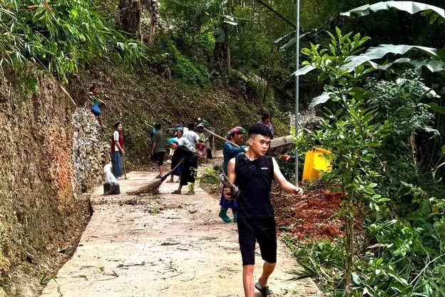 People in Ma Le village simultaneously launched a campaign to clean up and embellish village roads, creating landscapes to serve community tourism development associated with preserving the Giay ethnic cultural identity. Photo: Viet Anh/VNA
