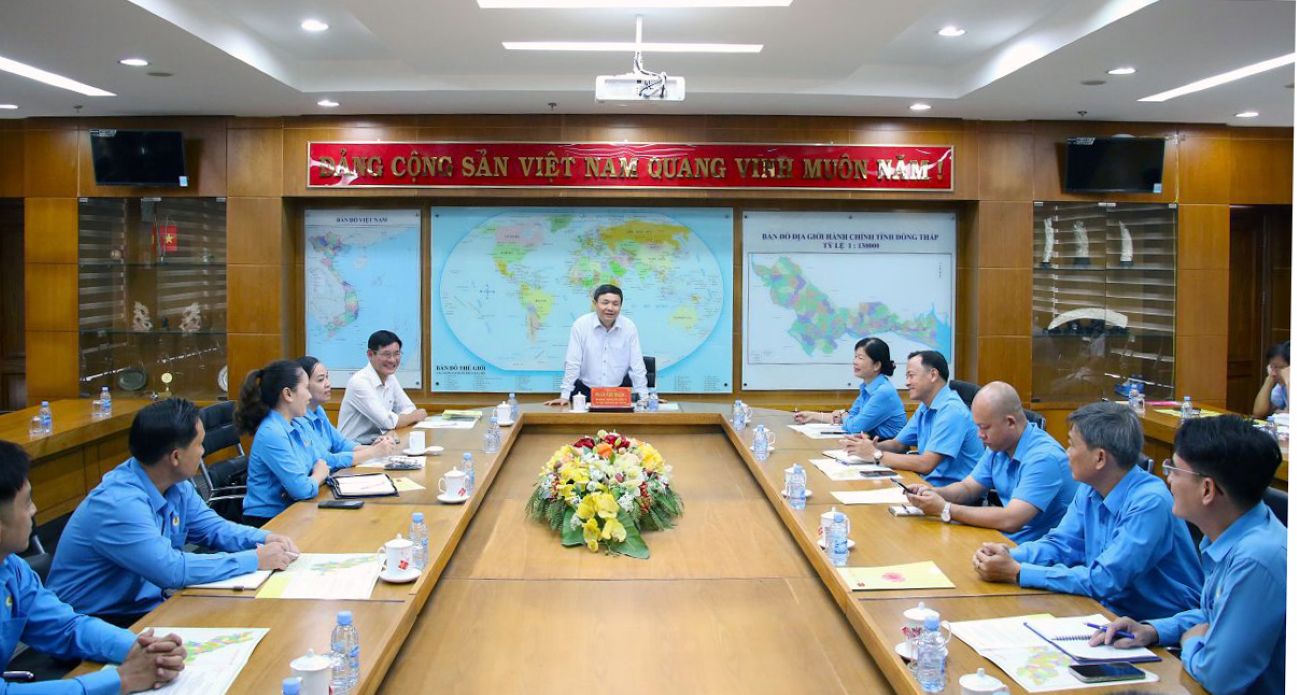 Thường trực Tỉnh ủy Đồng Tháp gặp gỡ Đoàn đại biểu tỉnh Đồng Tháp dự Đại hội XIV Công đoàn Việt Nam. Ảnh: Phúc Lộc