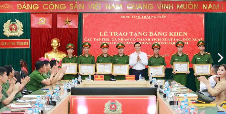 Chủ tịch UBND tỉnh Thái Nguyên tặng Bằng khen cho lực lượng đấu tranh, truy bắt đối tượng cướp tài sản. Ảnh: Đức Triển