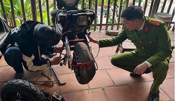 Warning about students arbitrarily "modifying" electric vehicles causing unsafety. Photo: CAHN