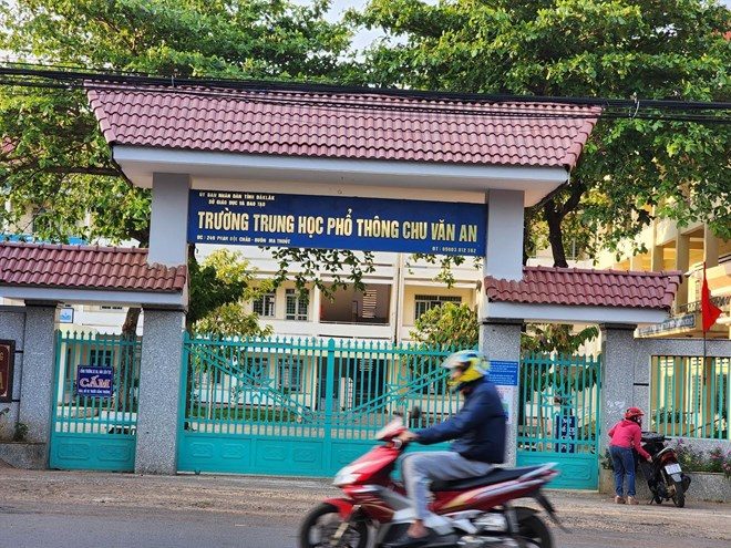 Officials and teachers of Chu Van An High School, Dak Lak province are concerned about being downgraded in emulation ranking. Photo: Bao Trung