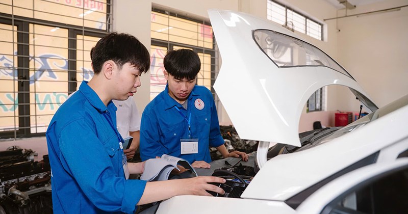 Từ giảng đường đến nhà máy: ĐH Bách khoa Hà Nội đào tạo tài năng kỹ thuật