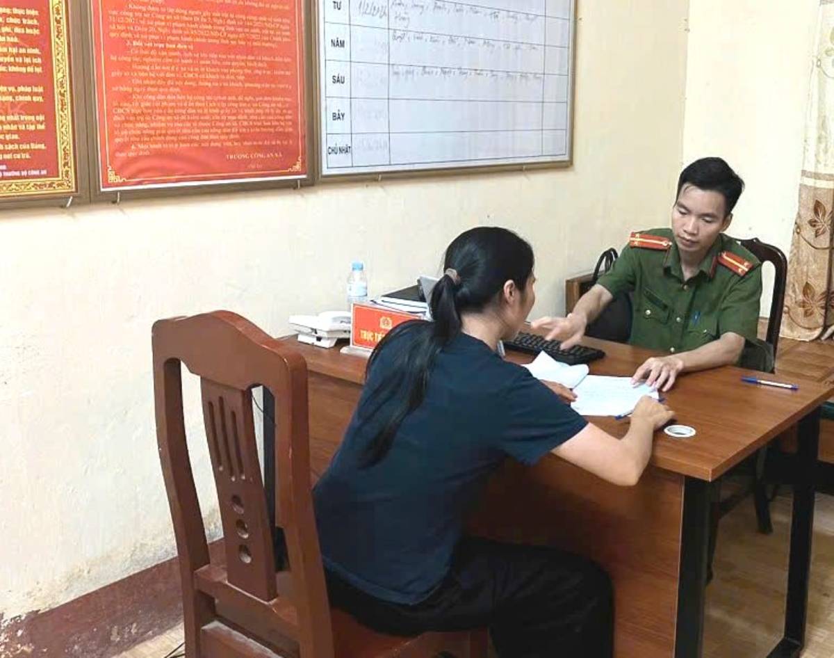 Tran Thuong Commune Police, Ninh Binh province supports and guides people to complete procedures to return assets due to mistaken transfers. Photo: Ninh Binh Police