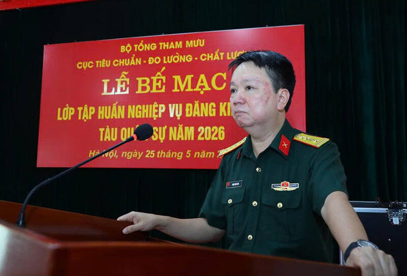 Colonel Pham Hoai Anh - Deputy Director of the Department of Standards - Metrology - Quality (General Staff) organizes the closing ceremony of the professional training class for military ship inspectors in 2026. Photo: Ministry of National Defense