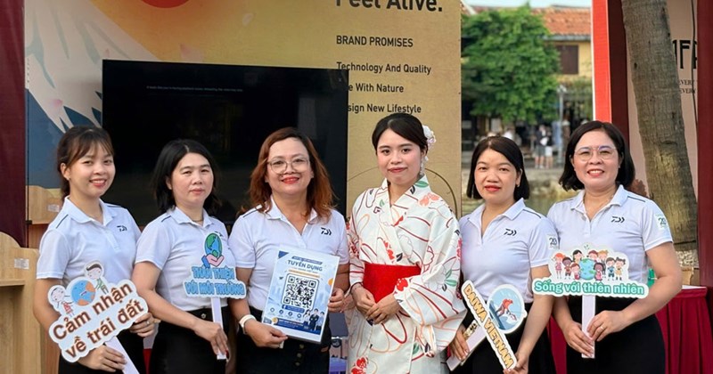 Lao động nữ đối mặt áp lực chuyển đổi số, bất ổn việc làm