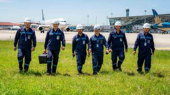 Nhân viên khu bay Nội Bài đội nắng đảm bảo an toàn bay. Ảnh: Phan Công