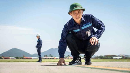 Nhân viên Nội Bài làm việc dưới nền nhiệt 71 độ C. Ảnh: Phan Công