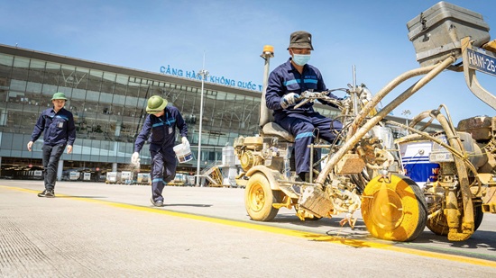 Nhân viên Nội Bài làm việc dưới nền nhiệt 71 độ C. Ảnh: Phan Công