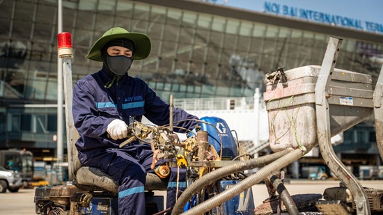 Người lao động Nội Bài làm việc giữa “chảo lửa” 71 độ C. Ảnh: Phan Công