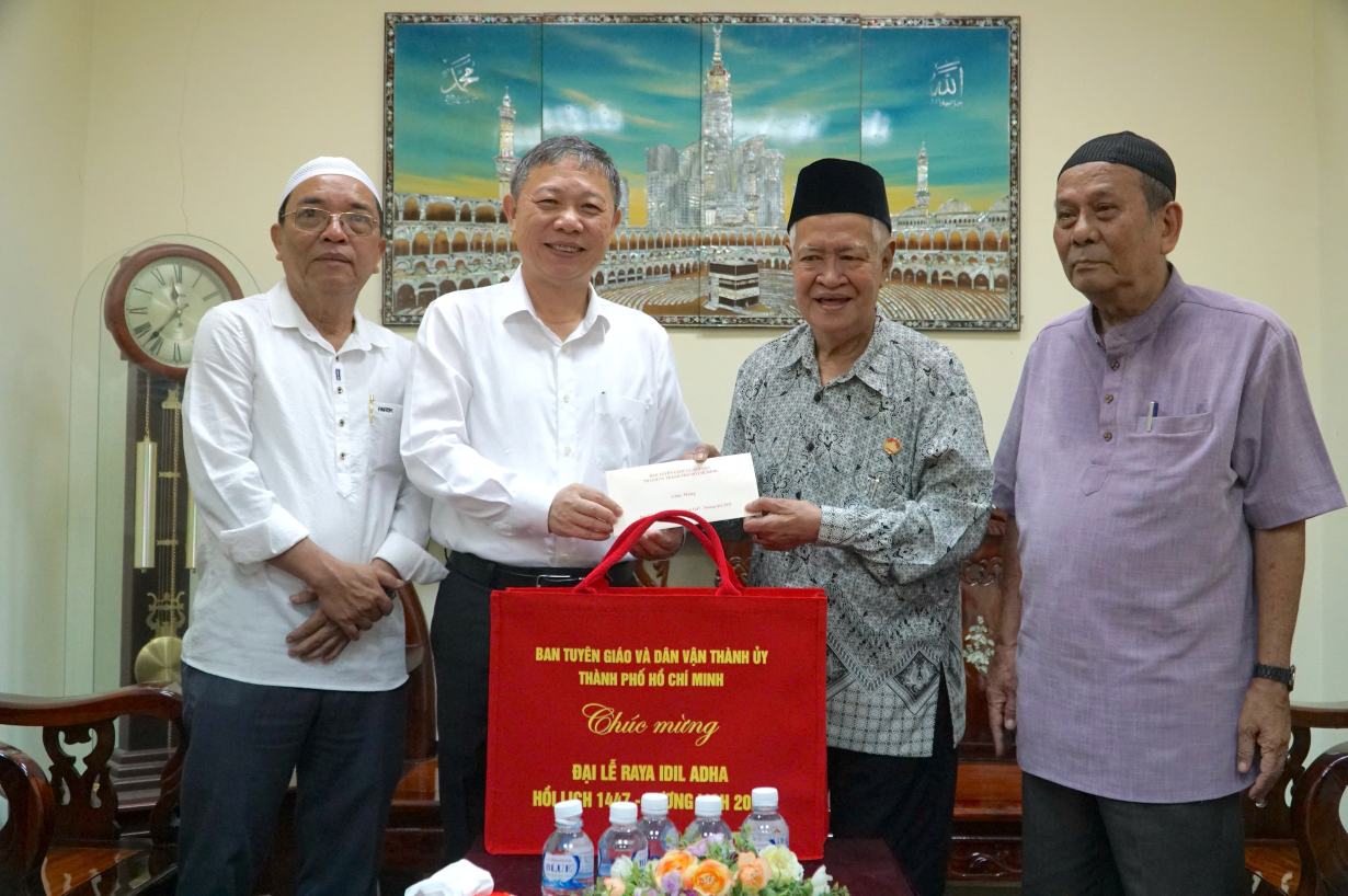 Trưởng Ban Tuyên giáo và Dân vận Thành ủy TPHCM Dương Anh Đức tặng quà chúc mừng Cộng đồng Hồi giáo TPHCM. Ảnh: Thanh Chân