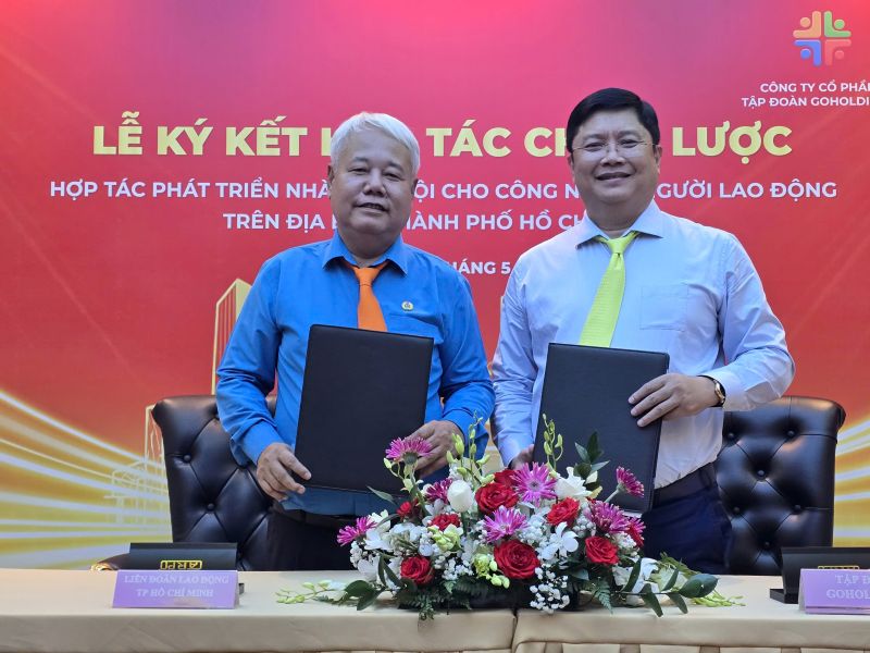 Representatives of the Ho Chi Minh City Labor Federation (left) sign a memorandum of understanding on cooperation in housing development for workers and laborers in Ho Chi Minh City with Go Holdings Group Joint Stock Company. Photo: Nam Duong