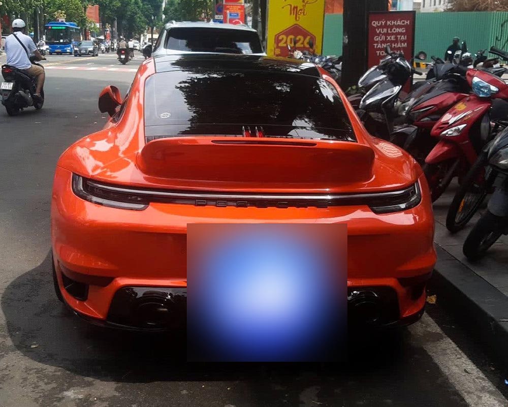 The Porsche 911 Carrera S 992.1 generation attracts attention with its duck-tail spoiler and many upgraded exterior details. Photo: Check In Supercar