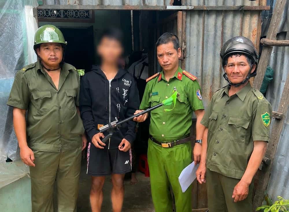 Cơ quan chức năng làm việc với thiếu niên sử dụng ná cao su bắn đạn bi. Ảnh: Công an