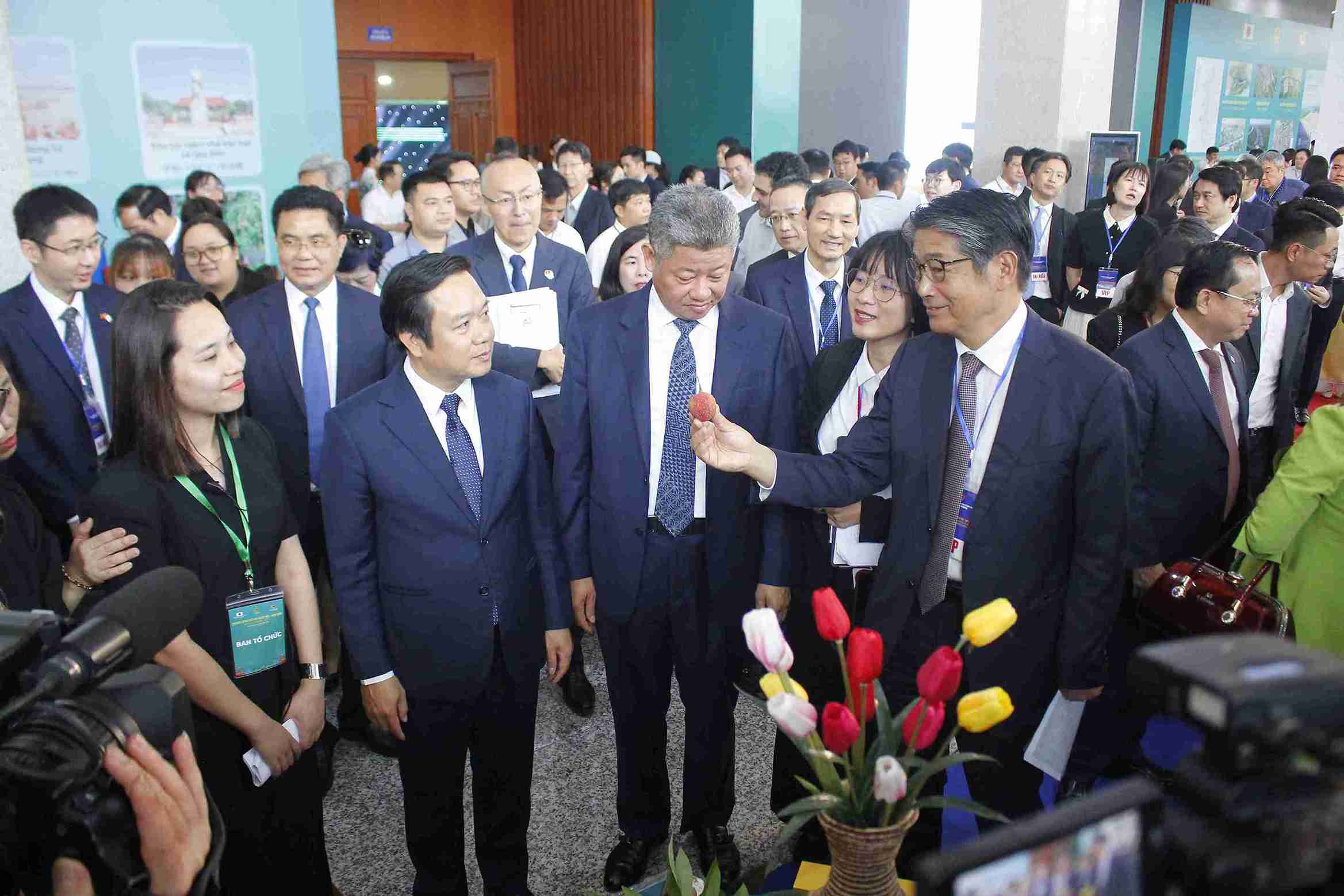 Delegates visit the exhibition space for industrial, commercial and craft village products in Hung Yen. Photo: Mai Huong