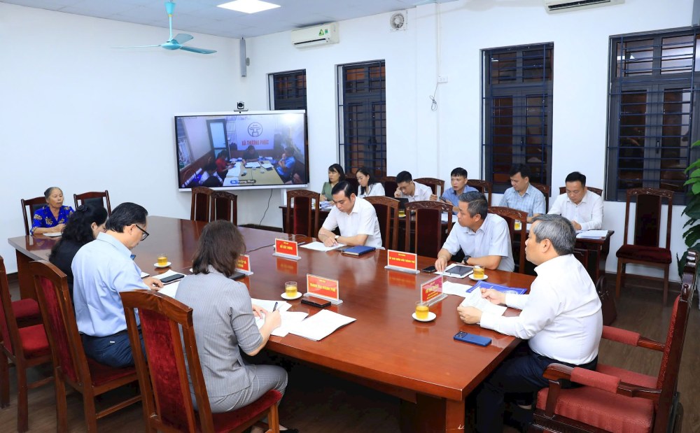 Decree 154/2026/ND-CP stipulates that the allowance regime is calculated according to working days for officials and civil servants performing citizen reception duties. In the photo, Chairman of Hanoi People's Committee Vu Dai Thang receives citizens periodically in April 2026