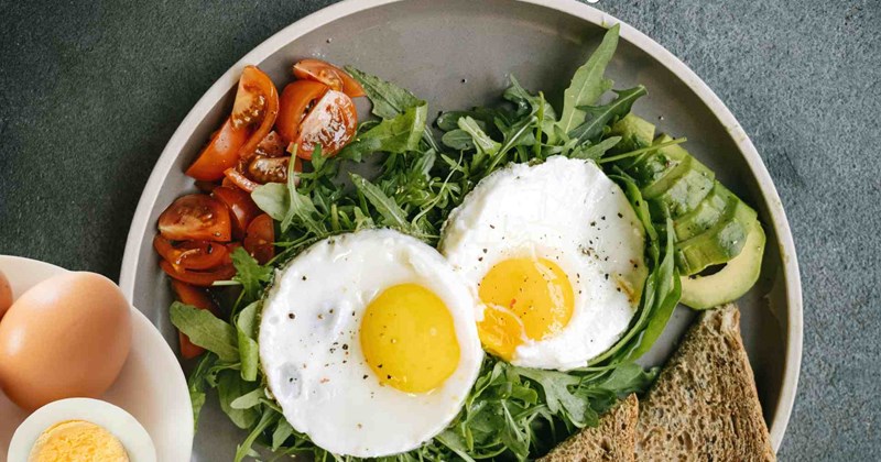 Bữa sáng lành mạnh với thực phẩm giàu protein