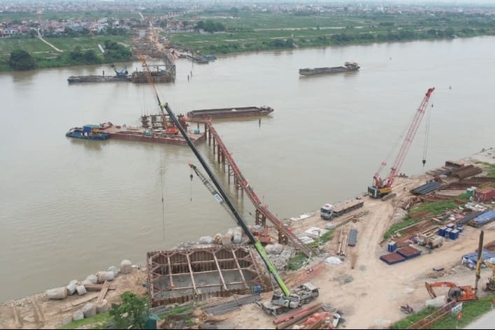 Me So bridge construction site under the Ring Road 4 - Hanoi Capital Region Construction Investment Project. Photo: Bach Duong