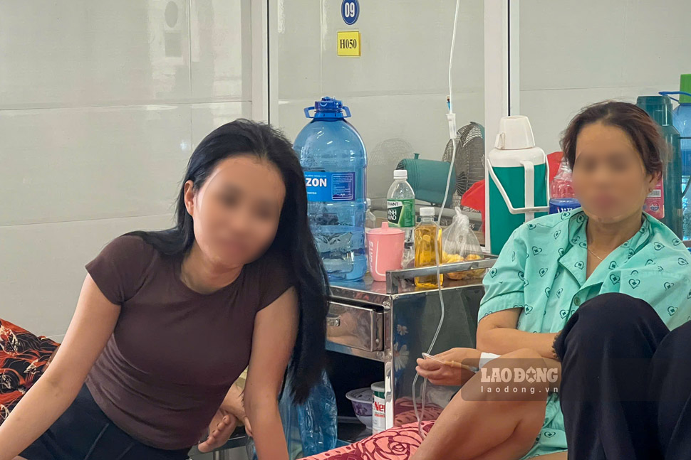 Chị N.C.L (áo nâu) cùng người nhà đang điều trị tại Bệnh viện Đa khoa Trung tâm tỉnh Gia Lai. Ảnh: Hoài Phương
