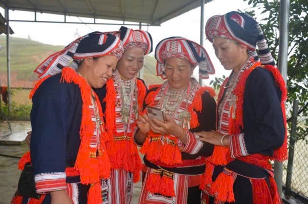 El oficio tradicional de hacer papel dó del pueblo Dao Rojo se ha conservado y transmitido a través de muchas generaciones, contribuyendo a preservar la identidad cultural nacional. Foto: Minh Nguyet