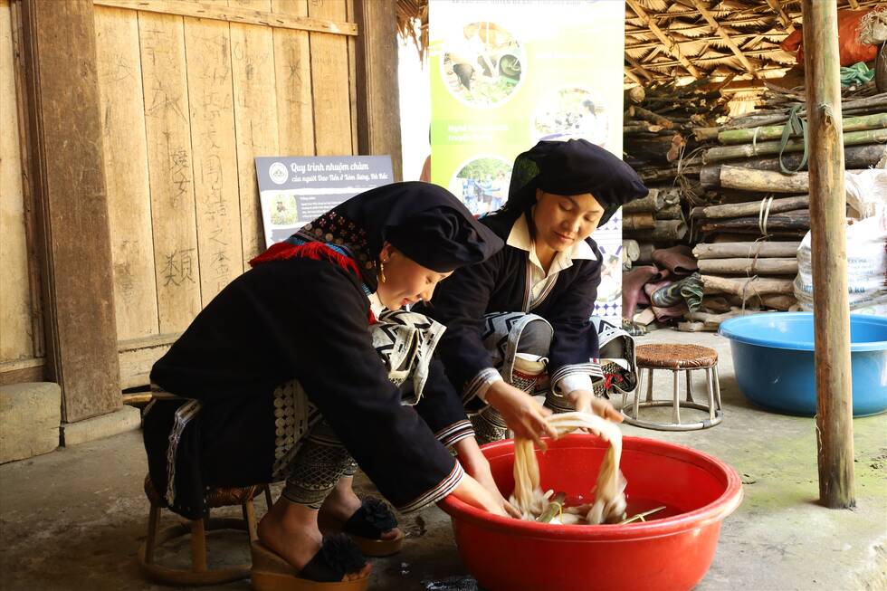 The traditional Do paper making profession of the Red Dao people is preserved and passed down through many generations, contributing to preserving the national cultural identity. Photo: Minh Nguyet