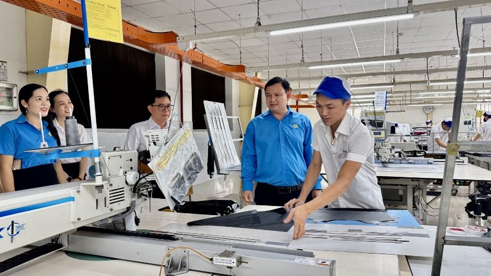 Mr. Nguyen Phuc Linh - Chairman of the Provincial Labor Federation - visits and encourages workers on the occasion of Workers' Month 2026. Photo: Hoang Loc