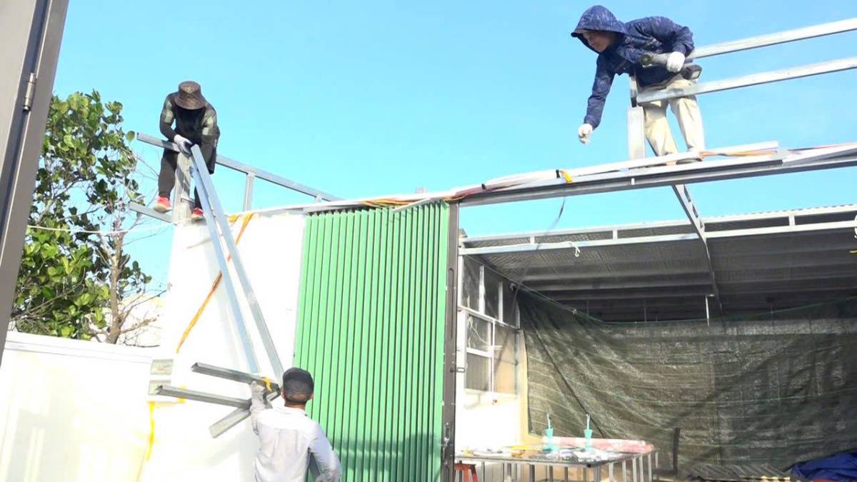 Mr. Tran Ngoc H's household dismantling the violating construction. Photo: Nam Dinh Ward, Ninh Binh Province