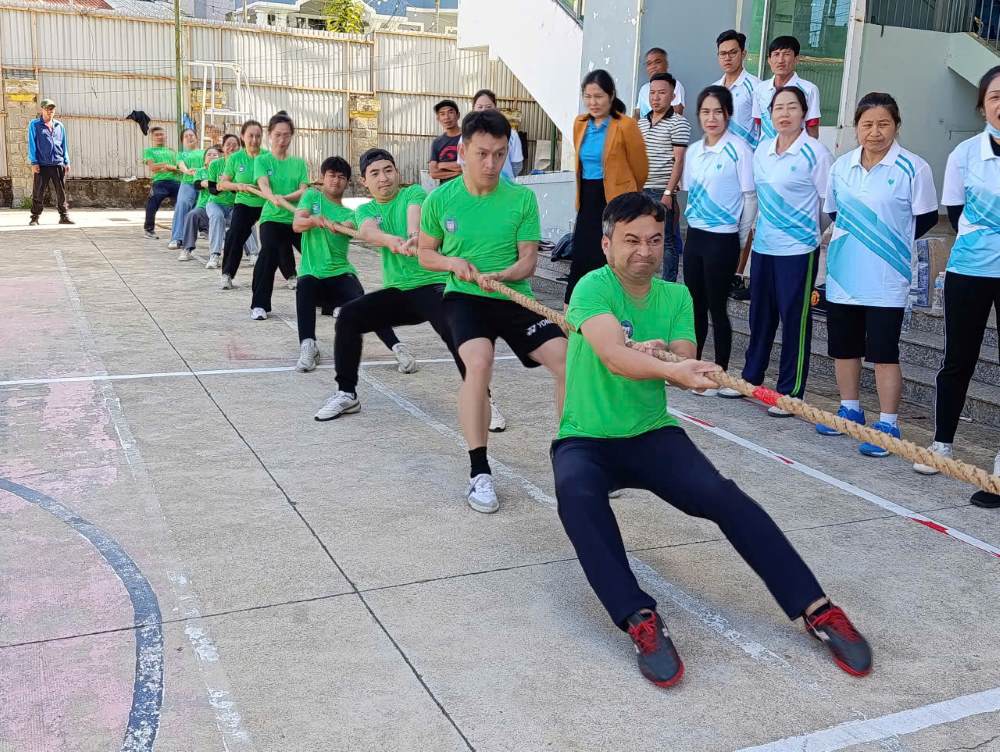 Các đội thi môn kéo co. Ảnh: Quang Hùng