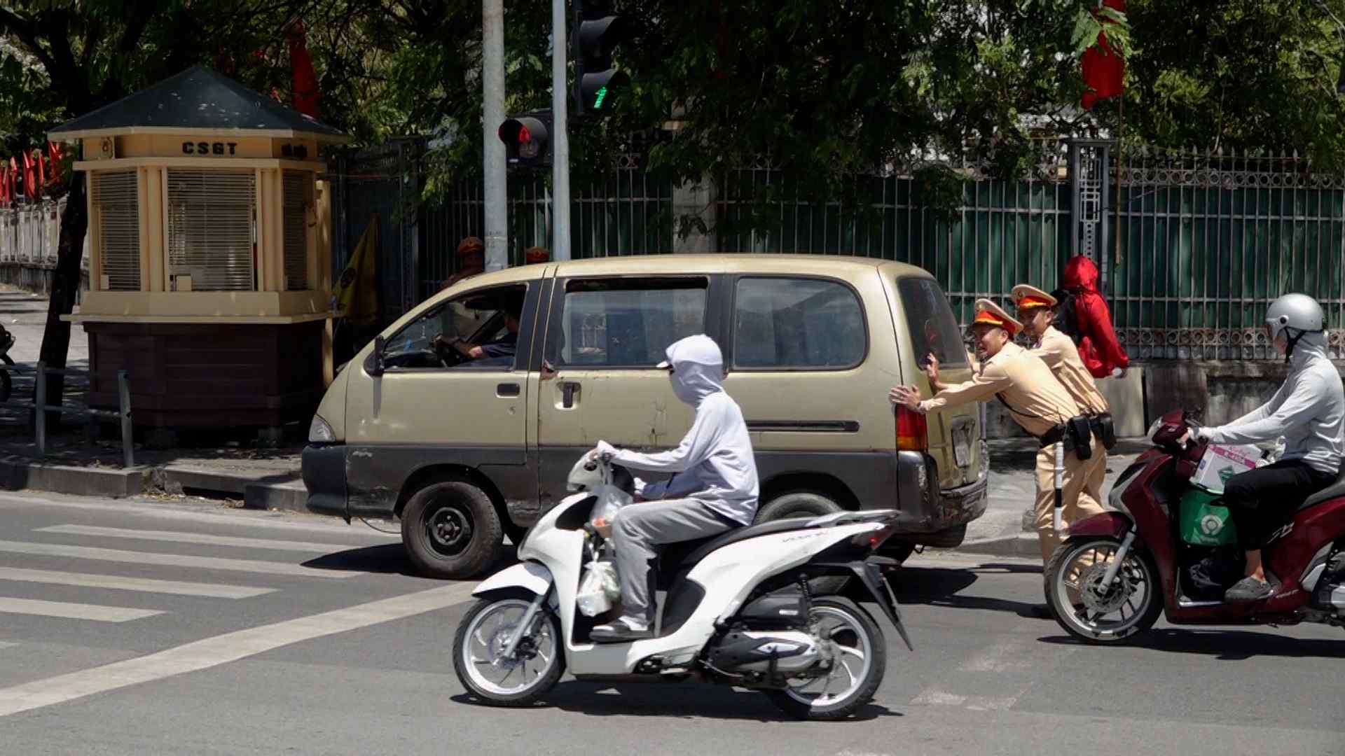 ハノイは猛暑のピーク 交通警察は交通整理のために検問所に張り付くよう努める