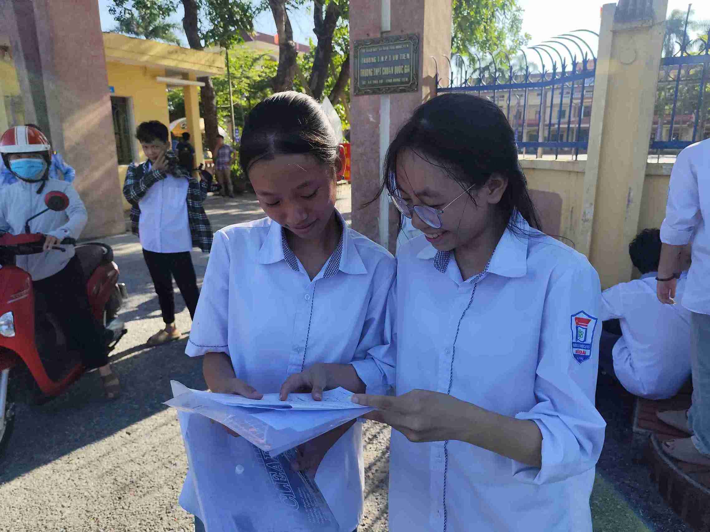 Hung Yen candidates expect good scores after the Math exam. Photo: Hai Minh