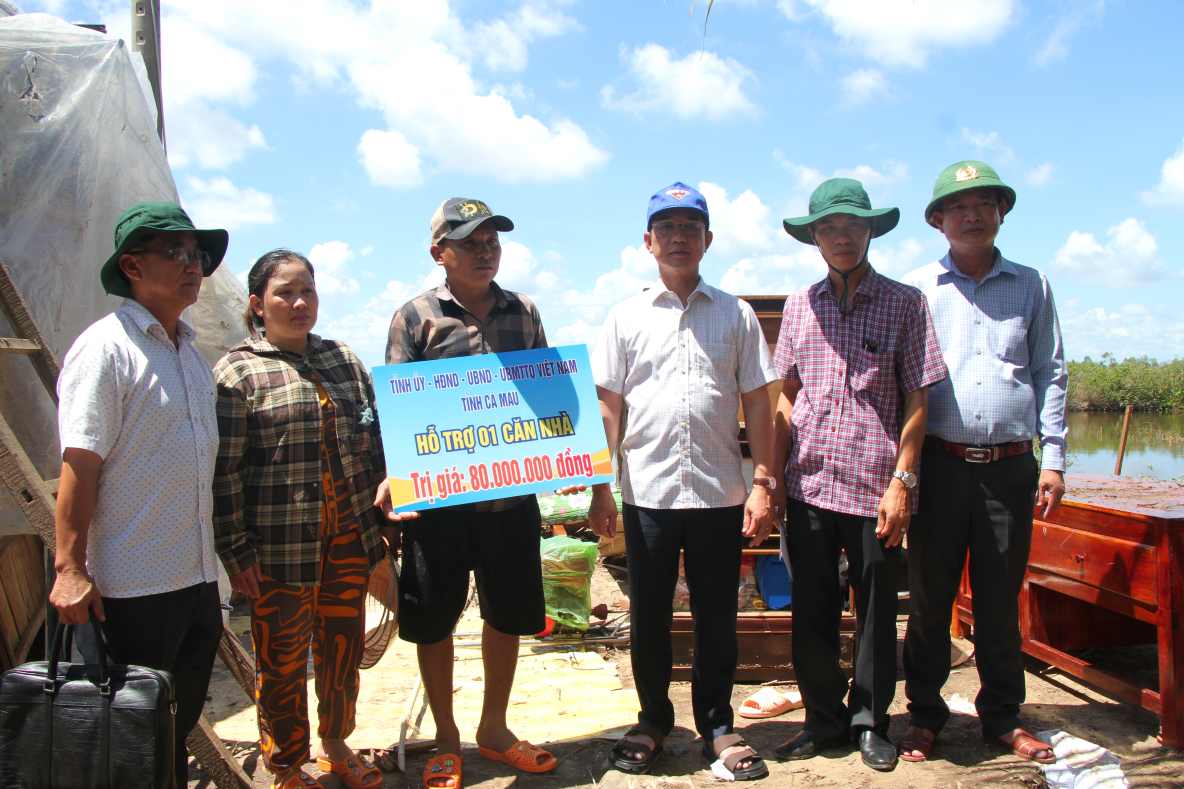 Ca Mau supports each family completely collapsed by tornado with 80 million VND. Photo: Nhat Ho.