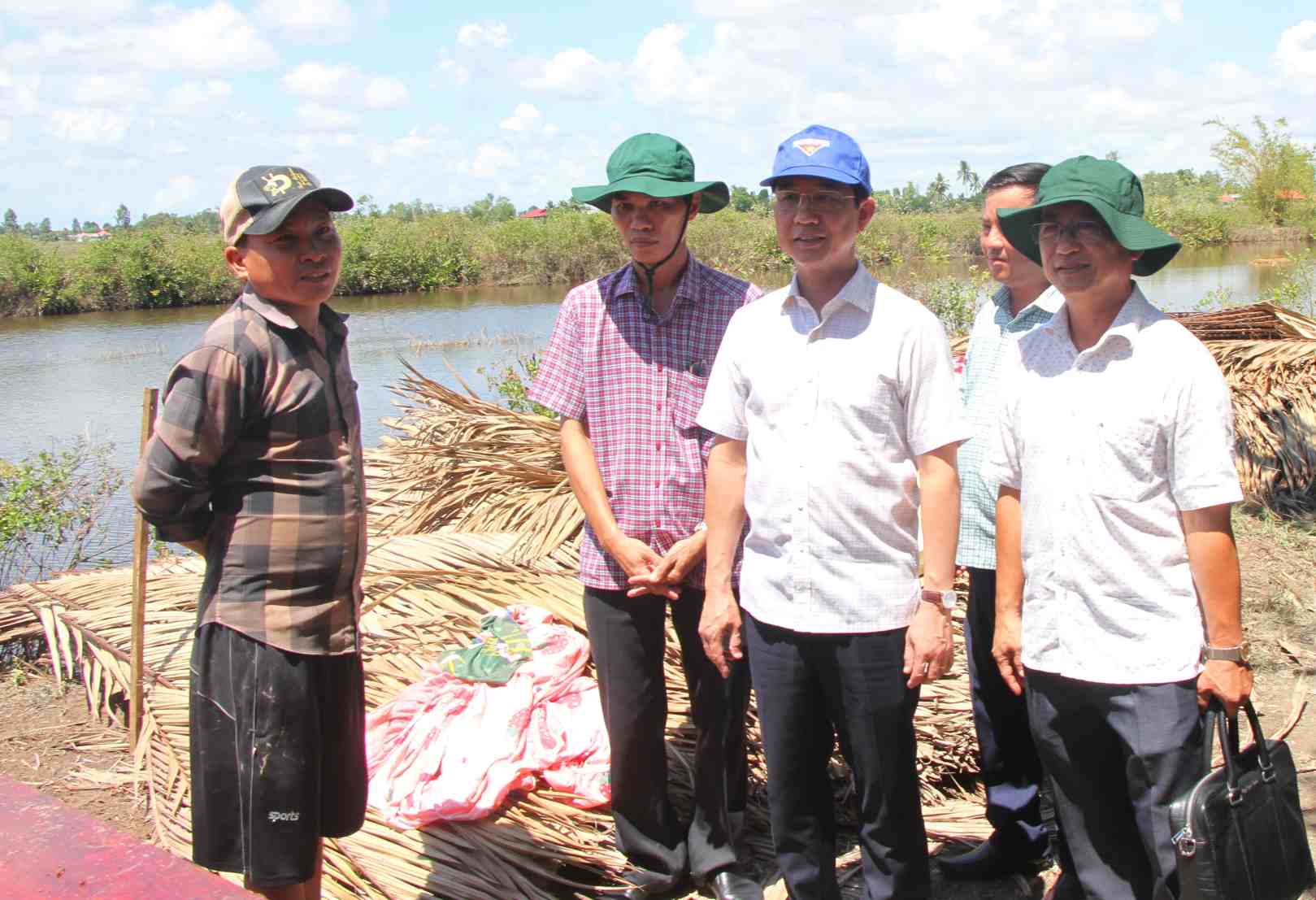 Phó Bí thư Tỉnh uỷ Cà Mau Hồ Thanh Thuỷ (đứng giữa) đến hiện trường thăm hỏi người dân bị lốc xoáy phường Láng Tròn. Ảnh: Nhật Hồ.