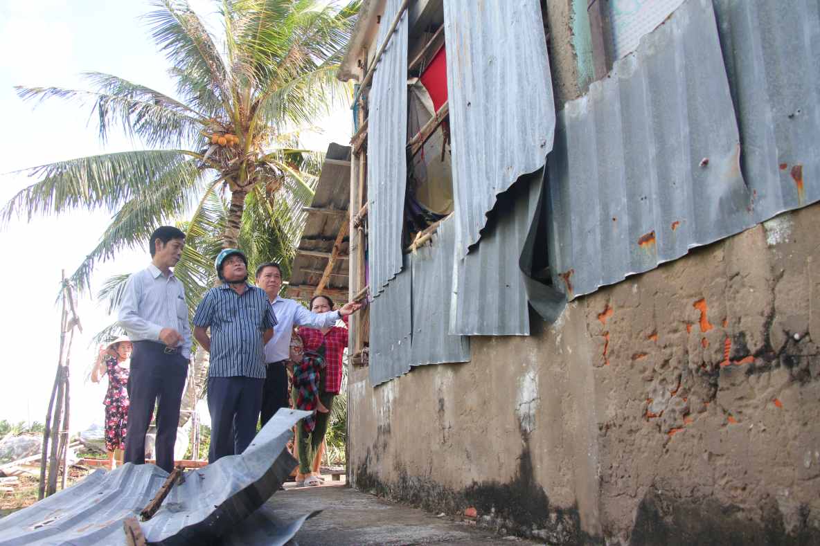 Lãnh đạo phường Giá Rai, Cà Mau đến hiện trường thăm hỏi, chỉ đạo khắc phucj hậu quả giông lốc gây ra. Ảnh: Nhật Hồ.