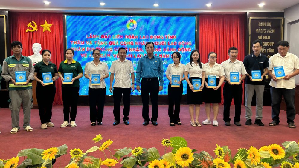 Mr. Nguyen Nhat Tien, Vice Chairman of An Giang Provincial Labor Federation and Mr. Tran Quoc Truong, Deputy General Director of CIC Group Joint Stock Company present gifts to union members and workers. Photo: Cam Tu