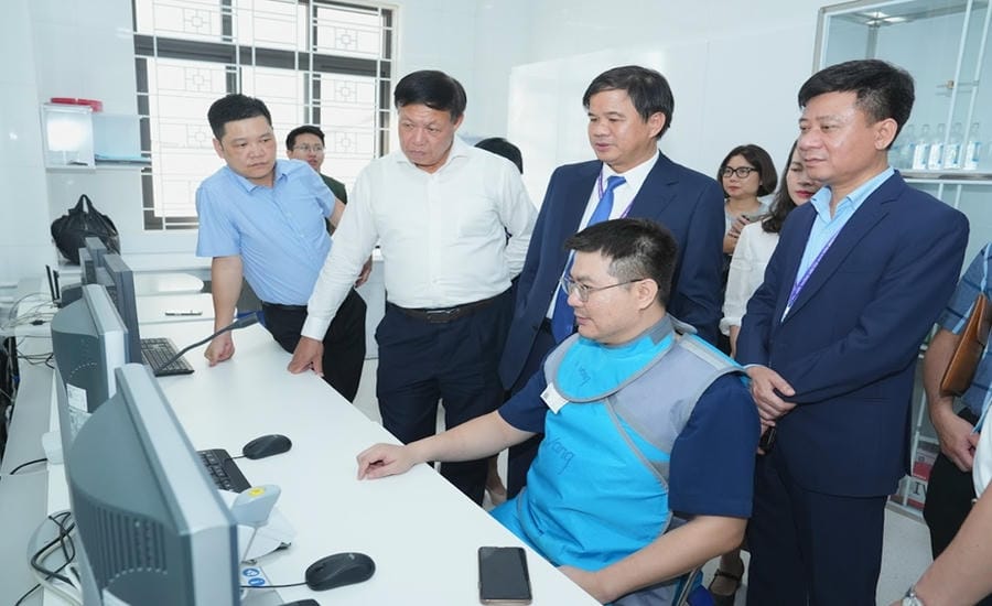Connect health data, master high technology to improve the quality of medical examination and treatment right from the grassroots level. Photo: Ha Le