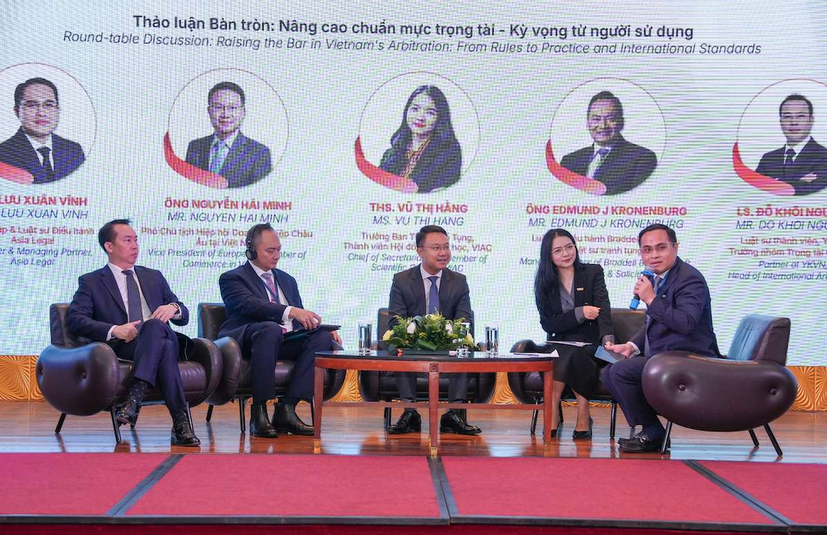 Phiên thảo luận bàn tròn với chủ đề “Nâng cao chuẩn mực trọng tài – Kỳ vọng từ người sử dụng“. Ảnh: VIAC