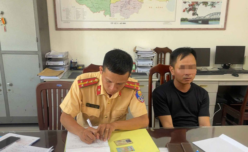 Công an lập biên bản xử phạt tài xế vi phạm. Ảnh: H. Nhung