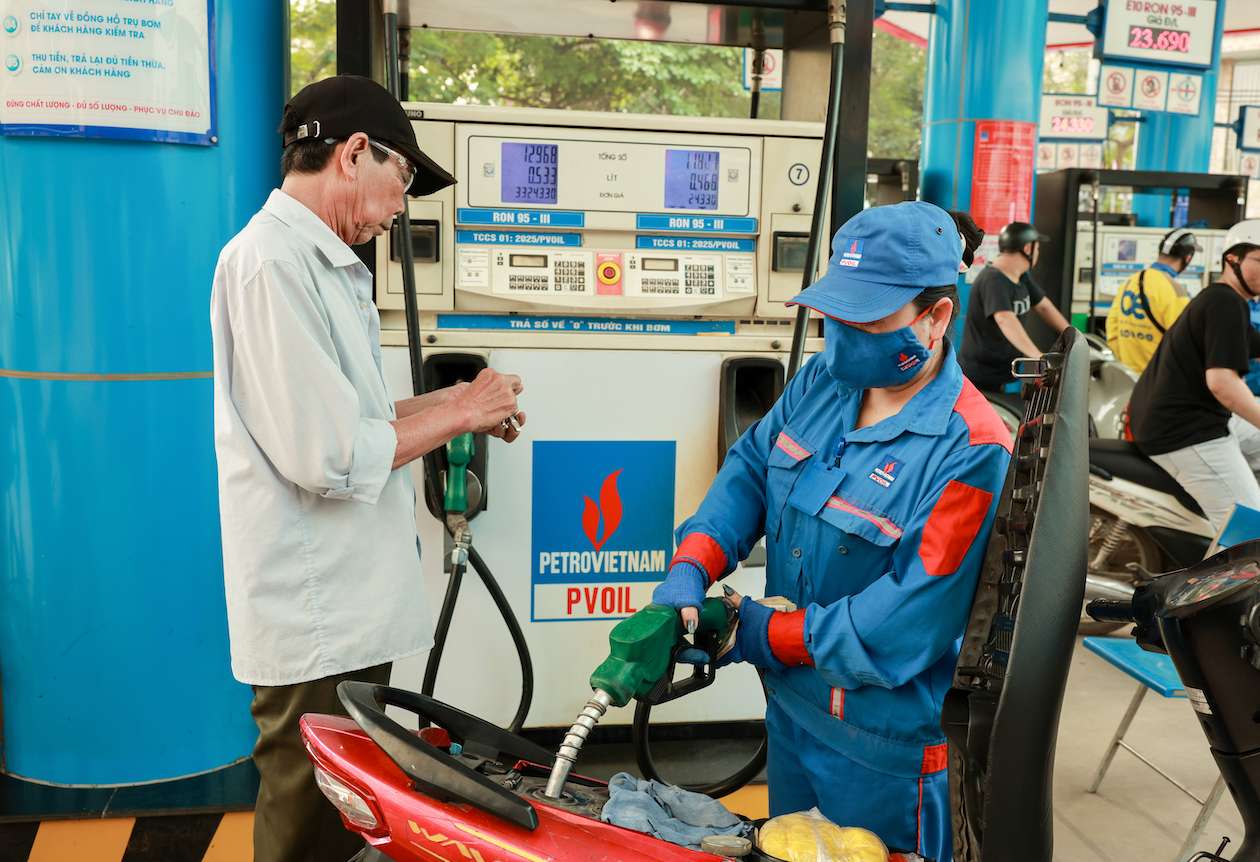 It is predicted that gasoline and oil prices in this week's price adjustment session will simultaneously decrease. Photo: Hai Nguyen
