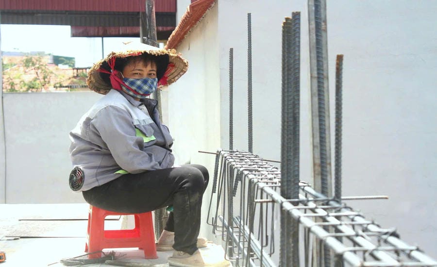 Ms. Nguyen Thi Lanh spends lavishly 850,000 VND to buy a air-conditioned shirt to fight the heat. Photo: Quynh Chi