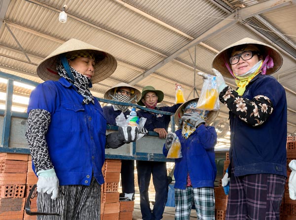 Phan Ngoc Anh Company's grassroots trade union supports workers with soft drinks. Photo: Nam Phuoc Trade Union