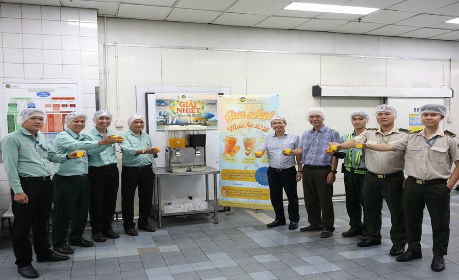 The program to support cooling drinking water for workers on Tan Son Nhat parking lot at Vietnam Airlines Meals Co., Ltd. is implemented until the end of July 2026. Photo: Minh Phuong