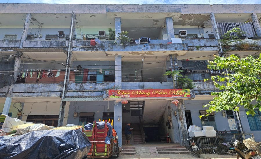 Hundreds of households in Hoa Minh apartment building, Da Nang City are happy when the city invests more than 1,300 billion VND to build a new social housing area. Photo: Nguyen Linh