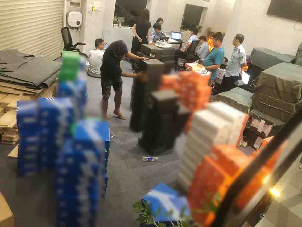 ホーチミン市は、大規模な偽造品販売ルートを相次いで発見しています。写真:ホーチミン市市場管理支局
