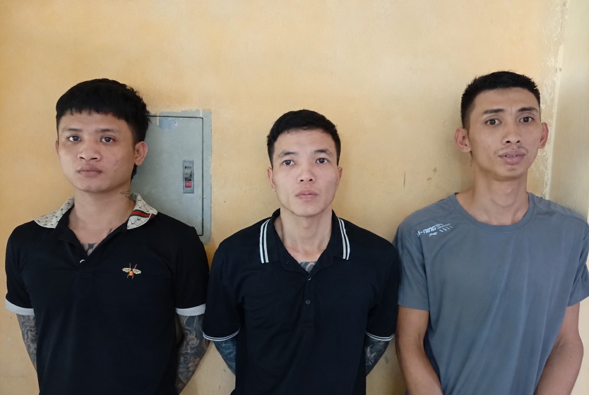 Công an xã Tân Thanh, tỉnh Ninh Bình bắt giữ 3 đối tượng có hành vi tổ chức sử dụng trái phép chất ma túy. Ảnh: Công an Ninh Bình