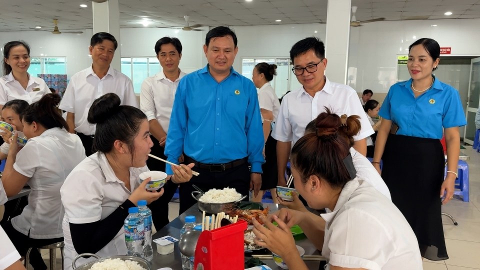 Leaders of the Provincial Labor Federation, the Company's Board of Directors and the grassroots Trade Union visit and encourage workers at the "Trade Union Meal" program. Photo: Hoang Loc