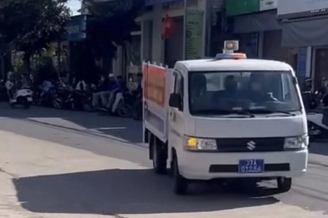 Ôtô chuyên dụng của lực lượng công an chở thí sinh tới điểm thi. Ảnh: Công an xã Quỳnh Anh