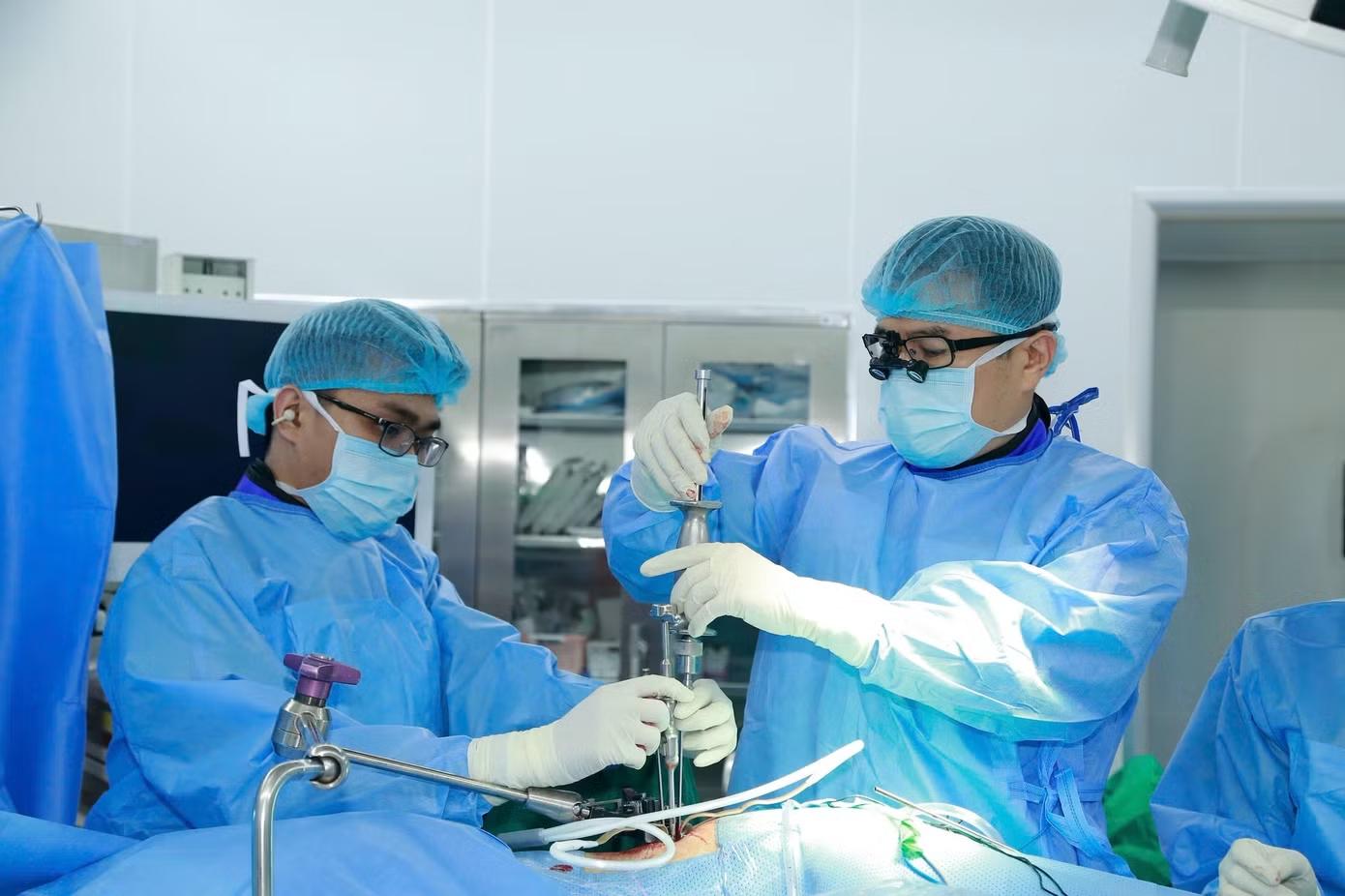 A spinal surgery at University Medical Center Hospital, Vietnam National University, Hanoi, Linh Dam facility. Photo: BVCC