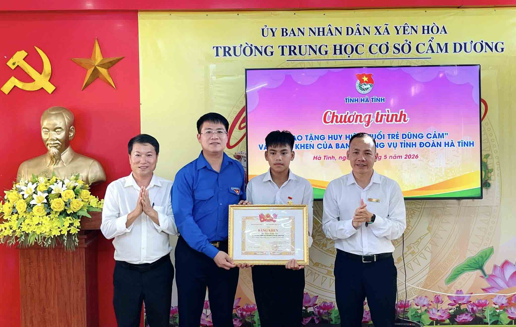 Trao bằng khen cho em Vũ. Ảnh: Hoàng Anh