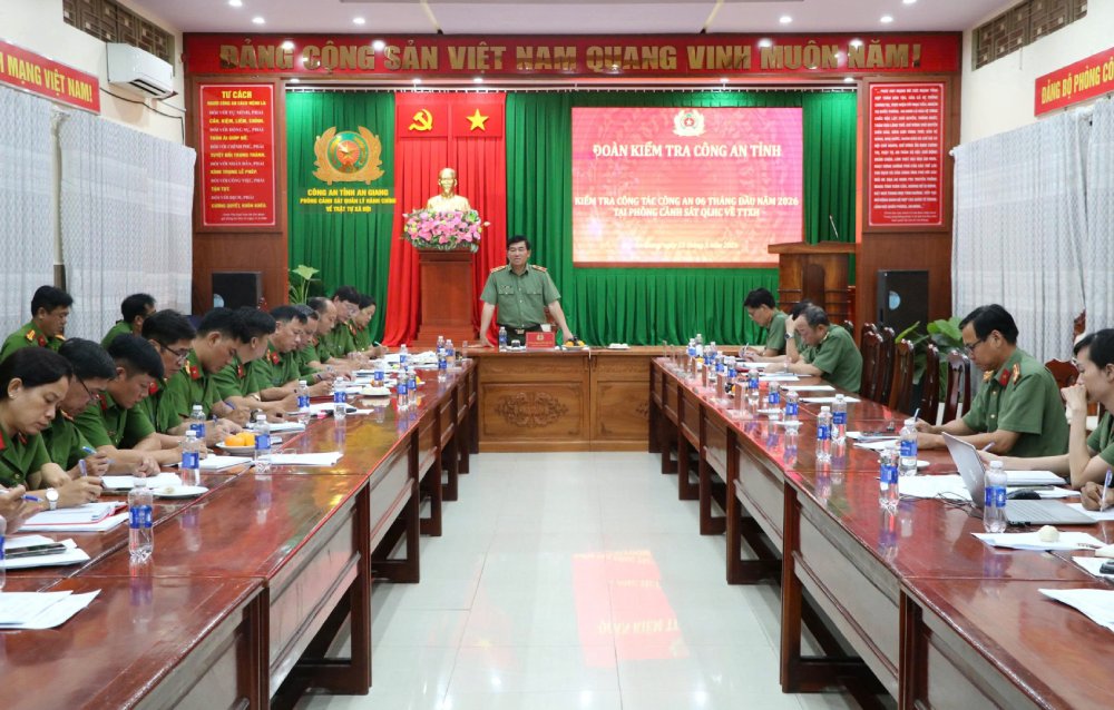 The Order Police force of An Giang province patrolled and controlled, detecting more than 14,400 violations. Photo: Tien Dung