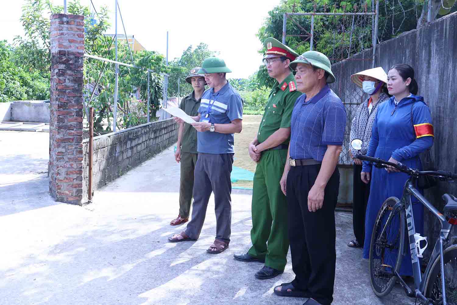 Ông Trần Văn Khoa - Phó Trưởng phòng Kinh tế xã Vân Đình đọc Quyết định cưỡng chế. Ảnh: Xã Vân Đình 